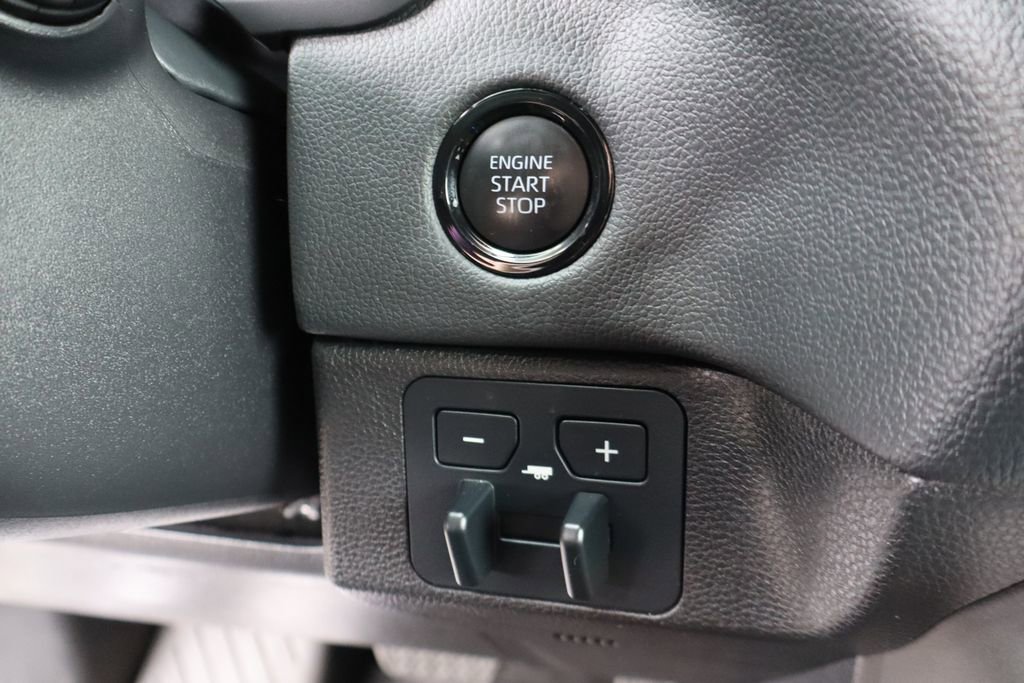 Used 2025 Toyota Tundra Limited AWD/4WD image 40
