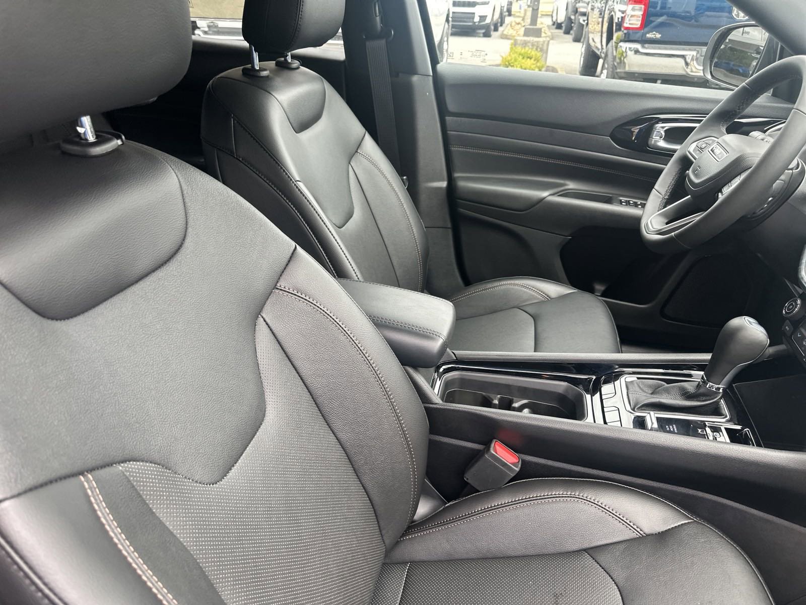 Used 2023 Jeep Compass Limited image 29