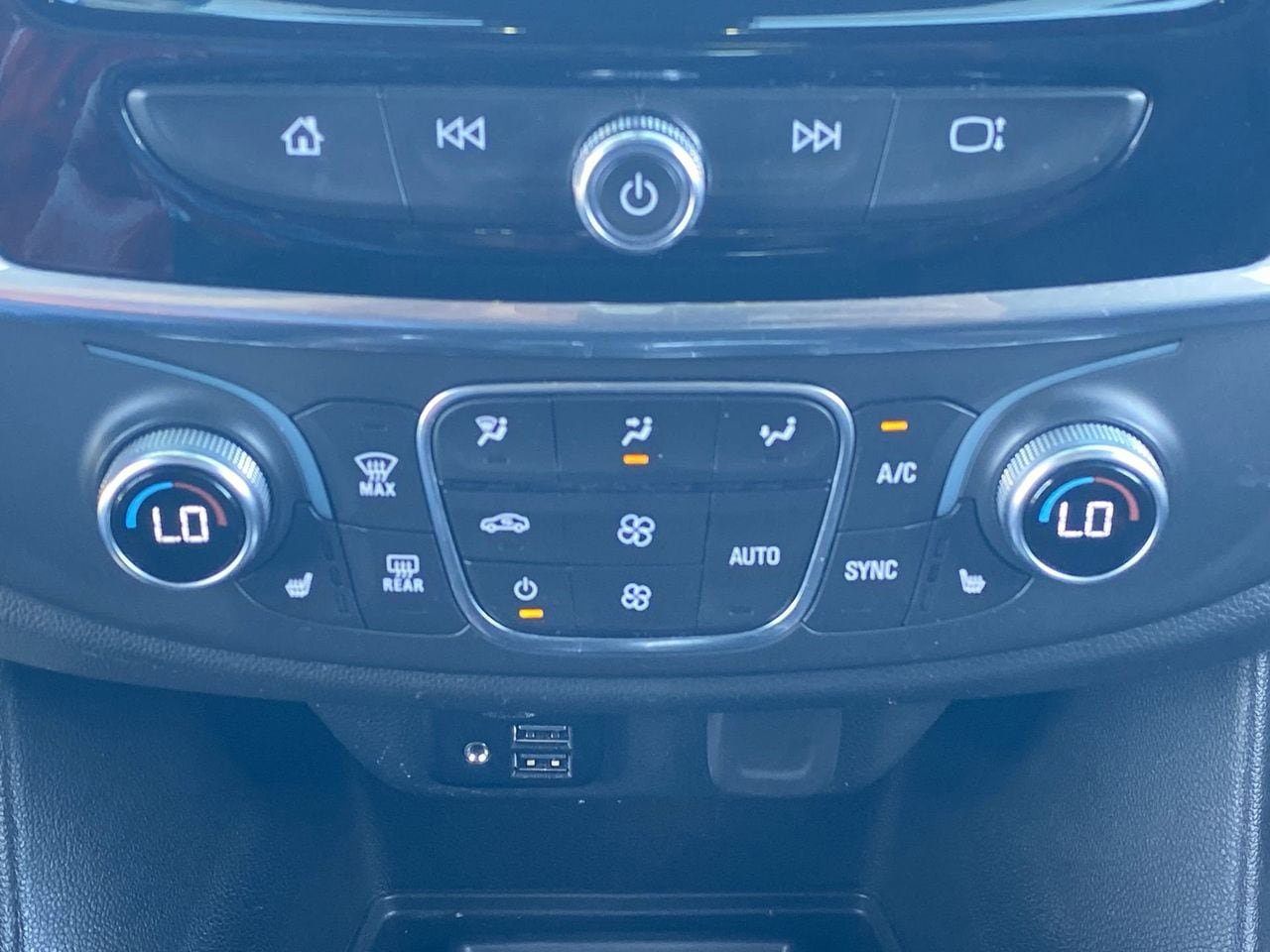 Used 2023 Chevrolet Traverse LT w/ LT Premium Package FWD image 28