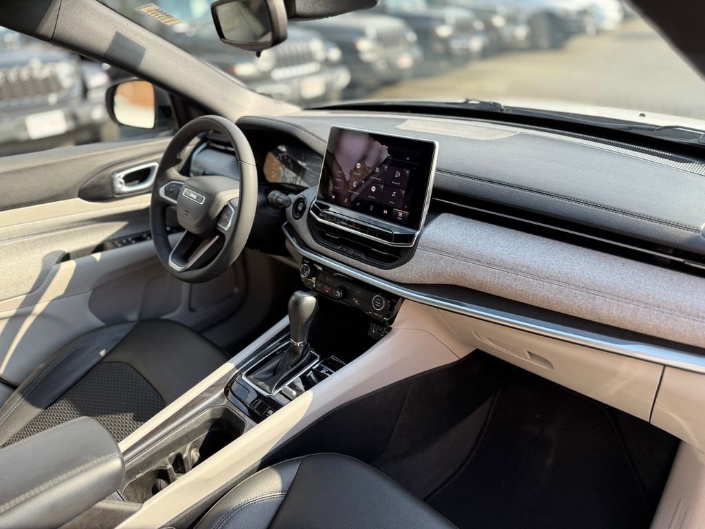 Used 2024 Jeep Compass Latitude AWD/4WD image 17