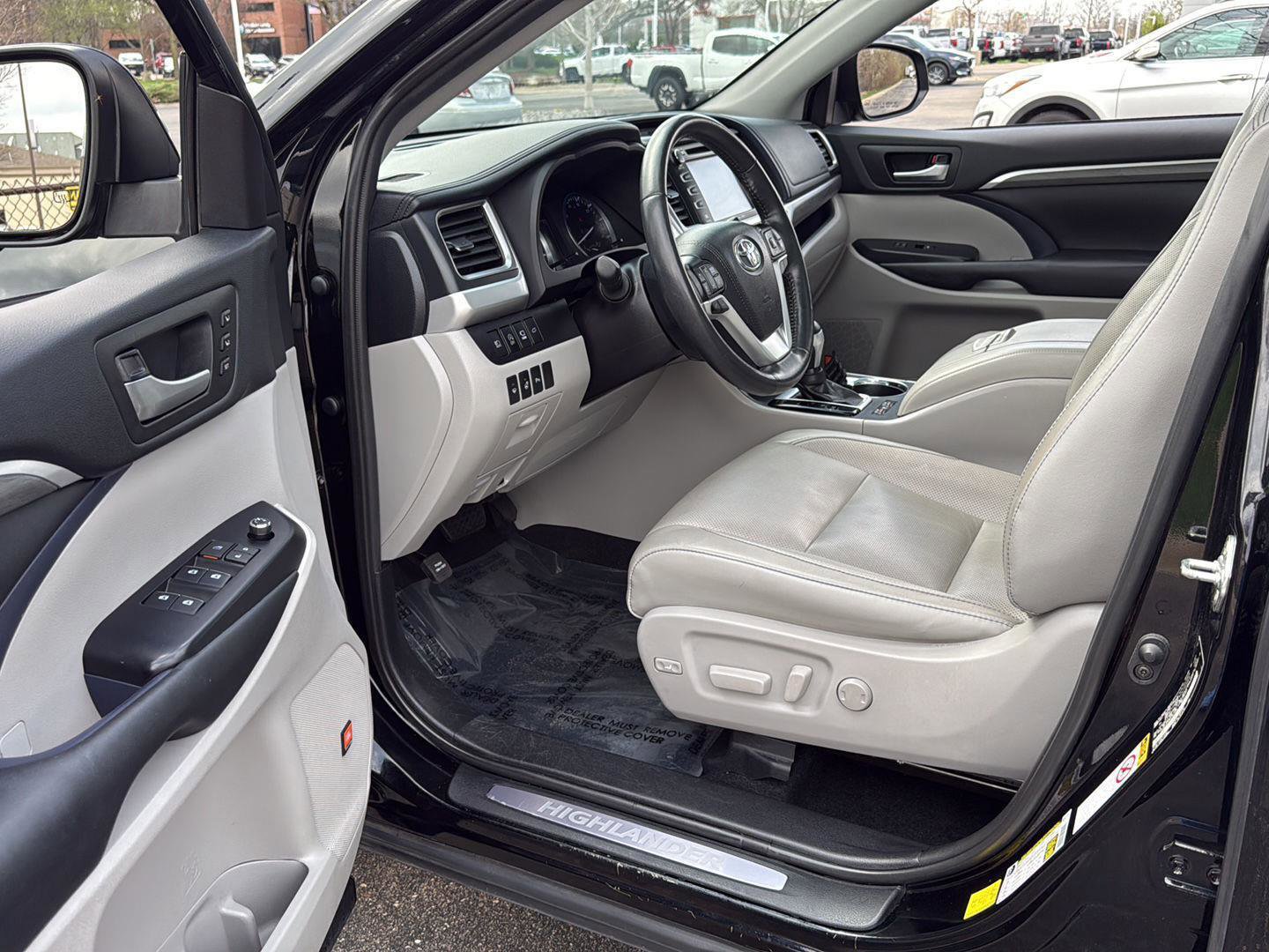 Used 2019 Toyota Highlander Limited Platinum AWD/4WD image 2