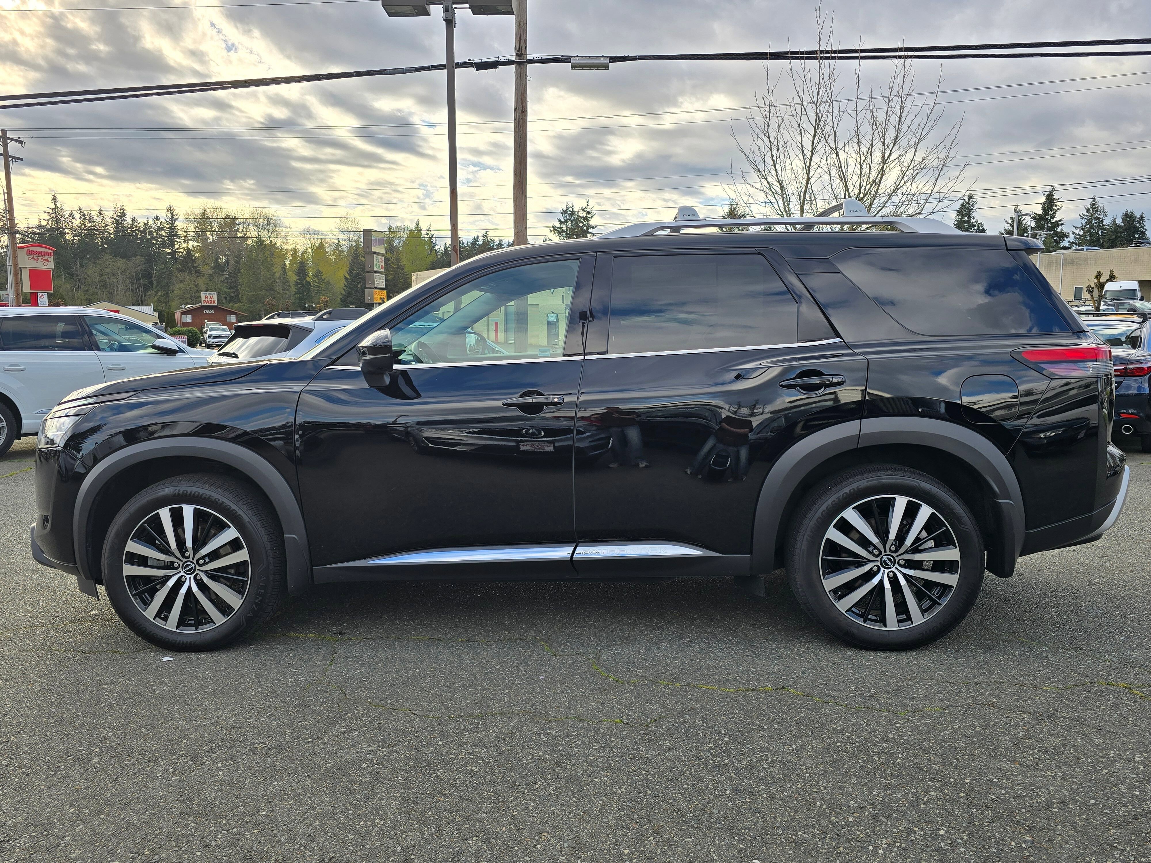 Used 2024 Nissan Pathfinder Platinum w/ Cargo Package AWD/4WD image 4