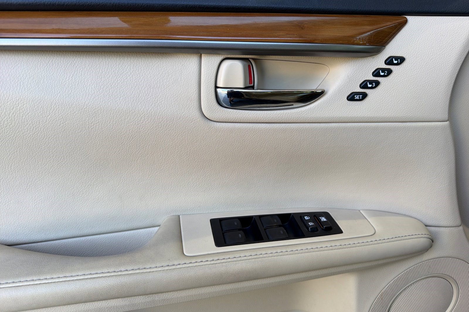Used 2015 Lexus ES 300h w/ Navigation System Package FWD image 12