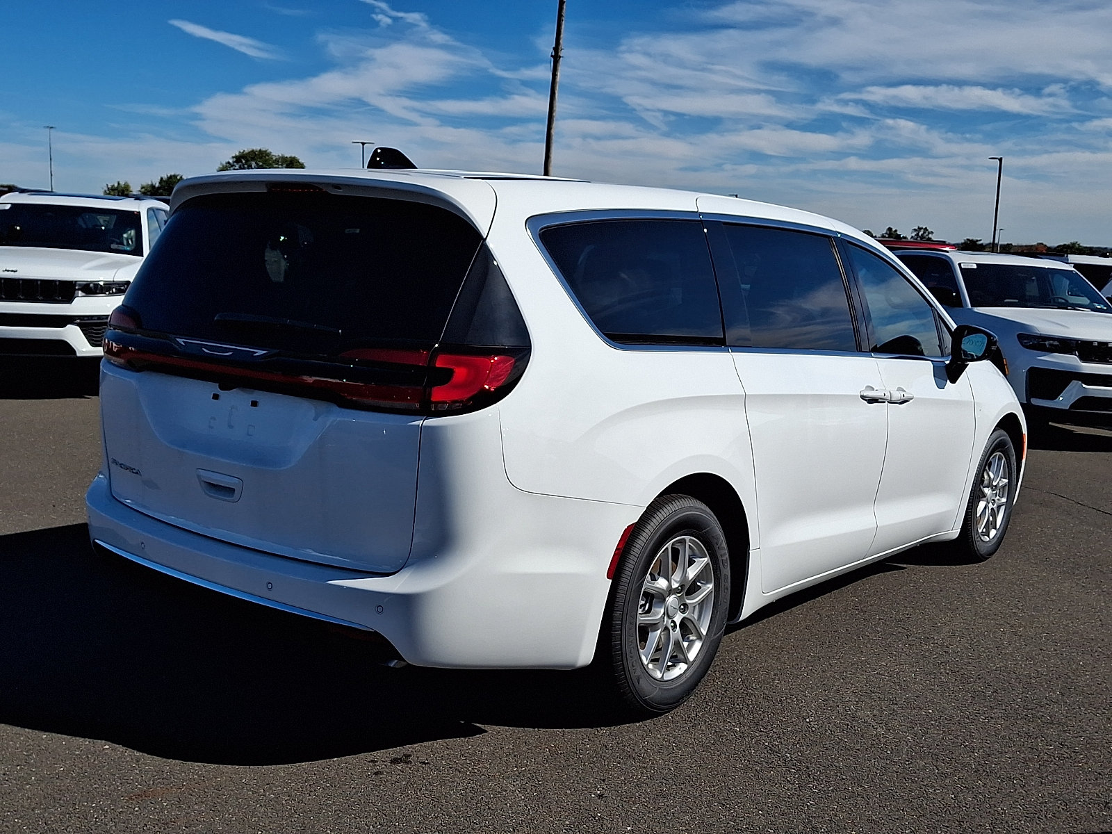 New 2027 Chrysler Pacifica Select FWD image 4