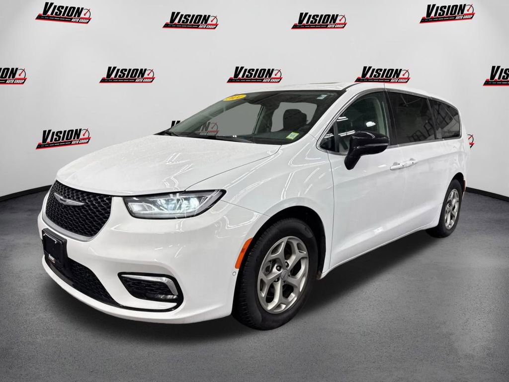 New 2024 Chrysler Pacifica Limited w/ Uconnect Theater Family Group