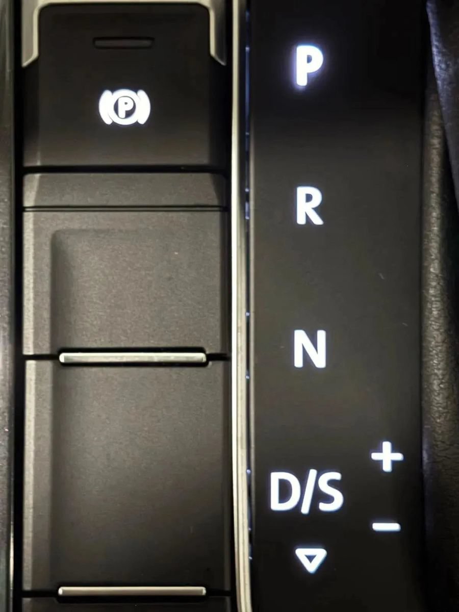 Used 2020 Volkswagen Tiguan SEL AWD/4WD image 38