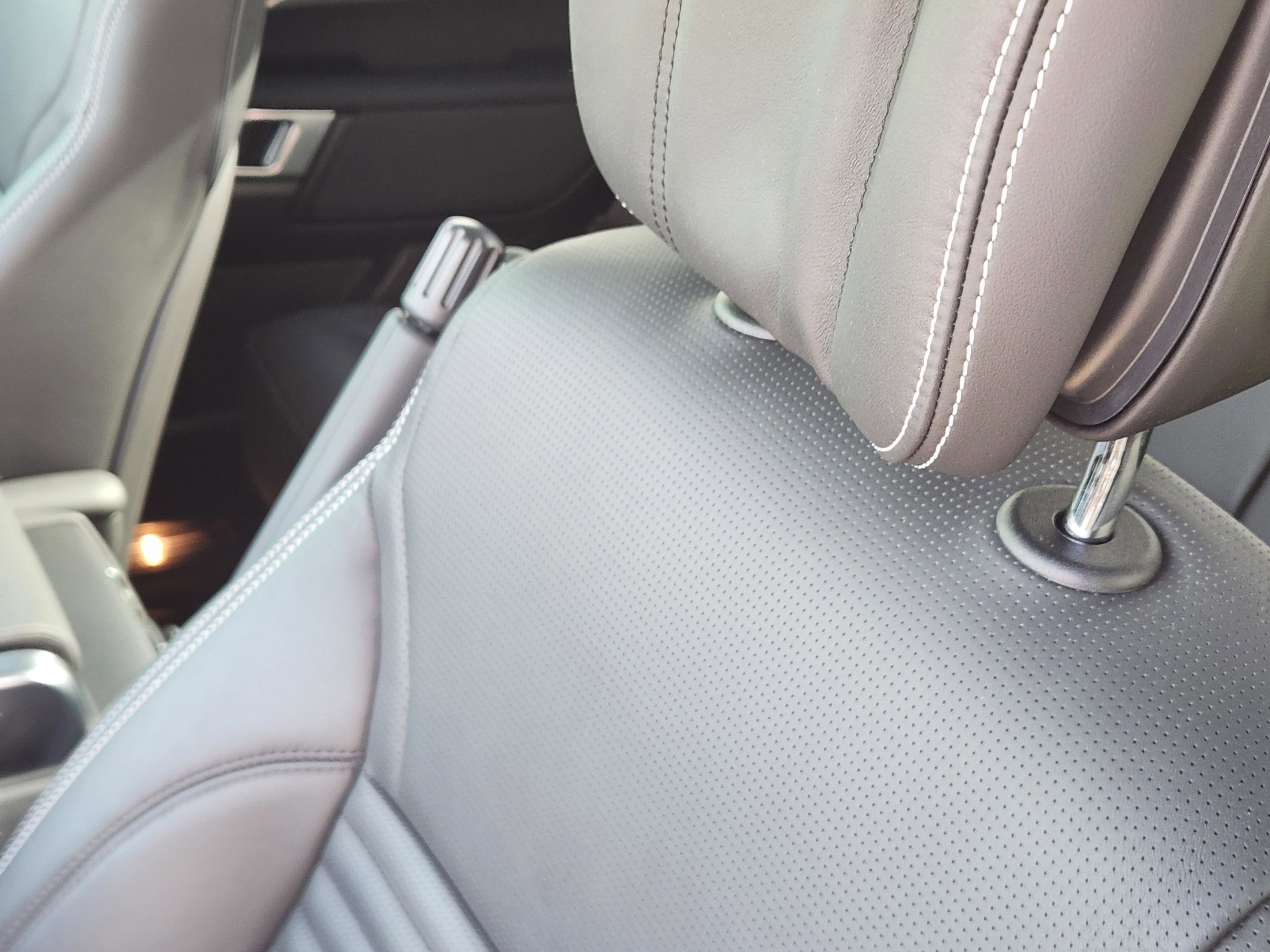 Certified 2025 Land Rover Discovery Dynamic SE image 11