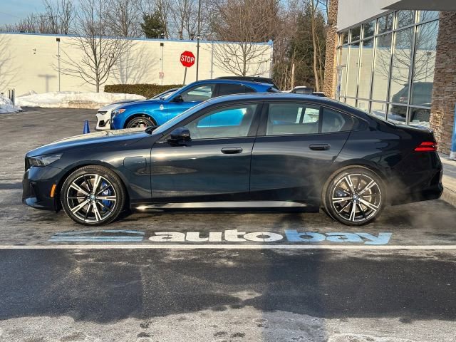 Used 2025 BMW 550e xDrive w/ Premium Package image 15