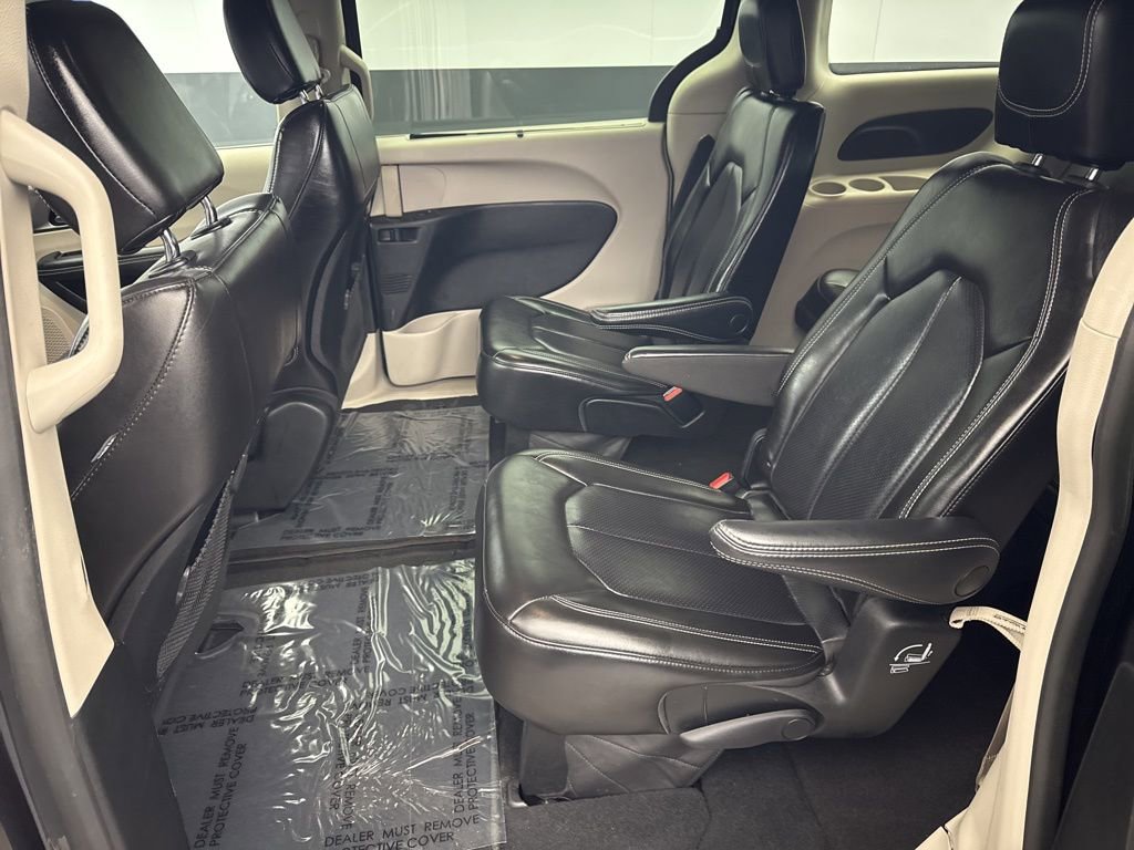 Used 2023 Chrysler Pacifica Touring-L FWD image 14