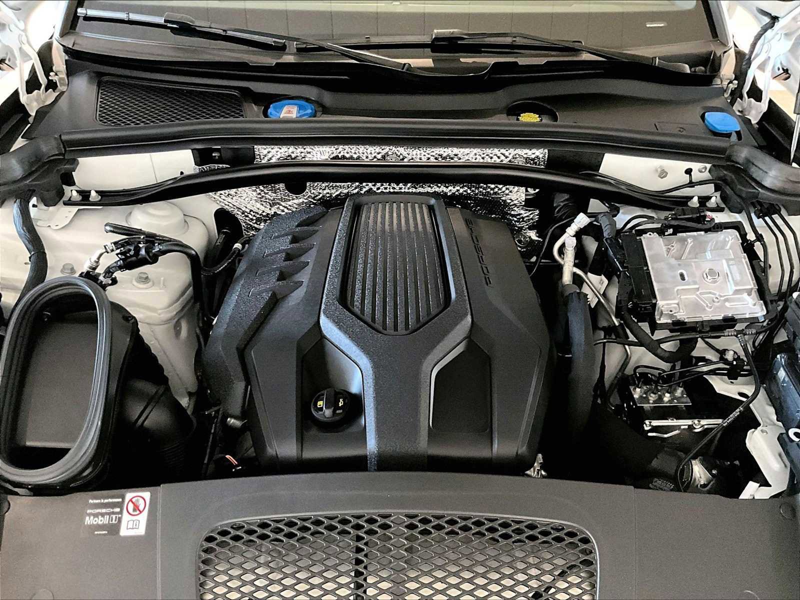 Used 2025 Porsche Macan image 24