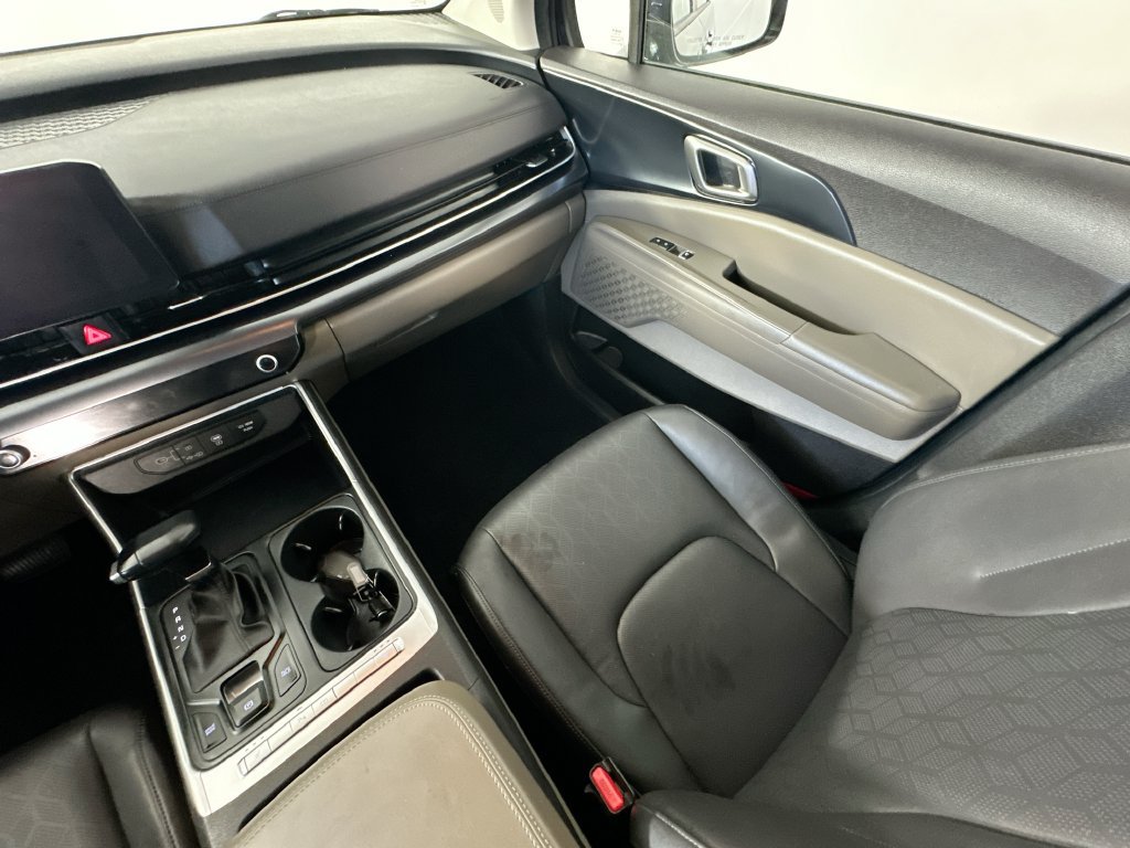 Used 2025 Kia Carnival FWD image 11