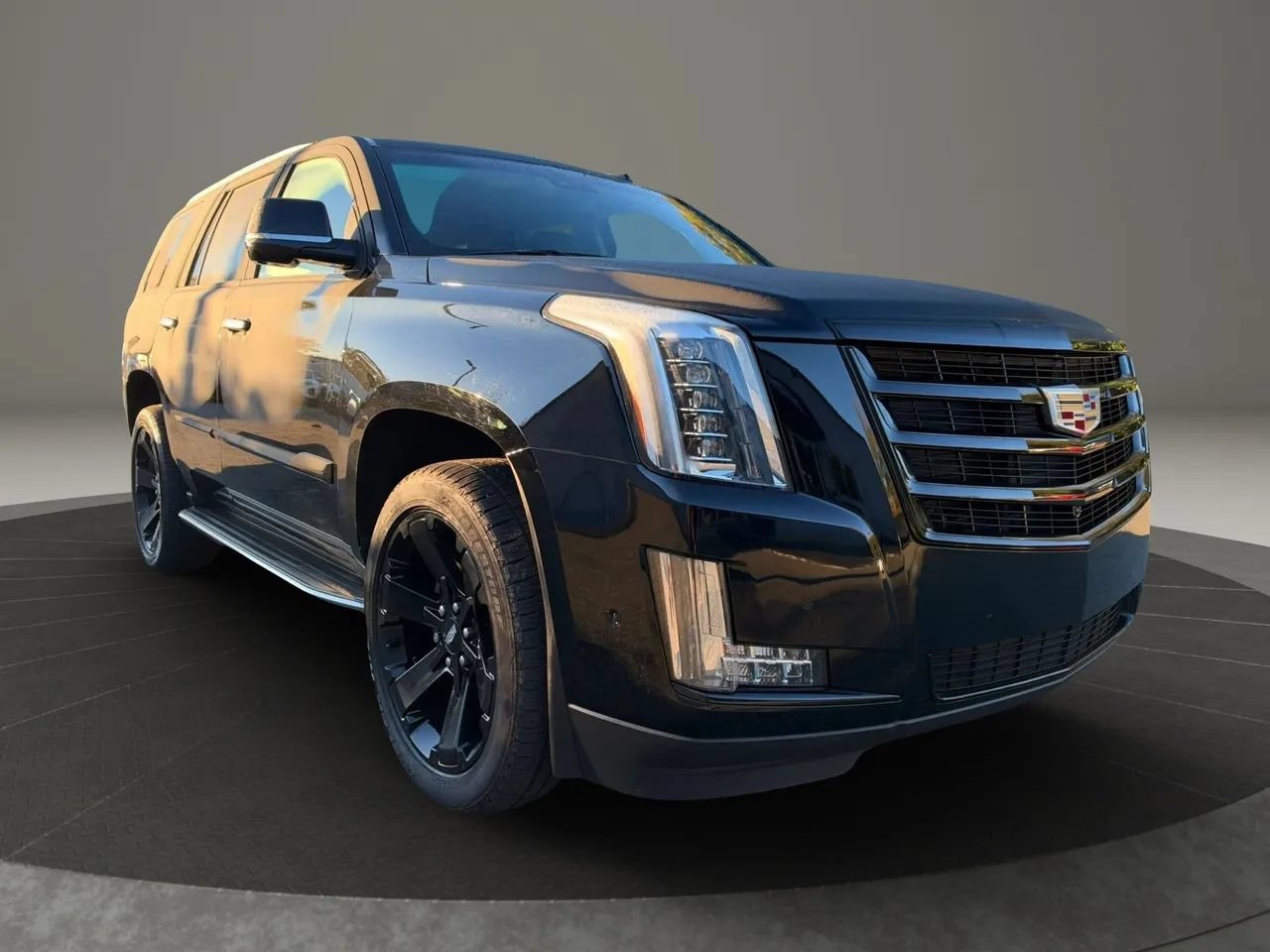 Used 2019 Cadillac Escalade Luxury w/ Escalade Sport Edition AWD/4WD image 7