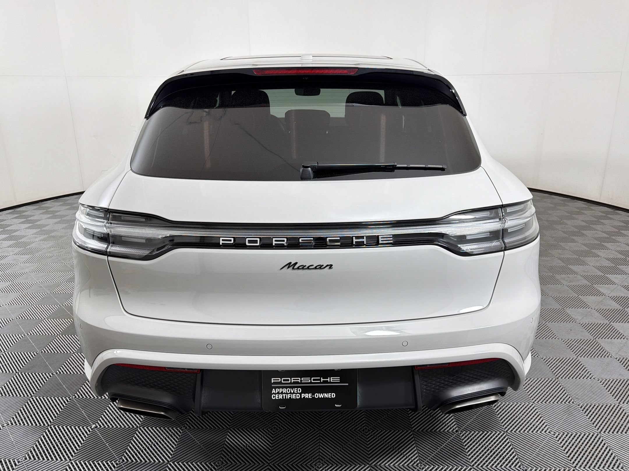 Certified 2025 Porsche Macan AWD/4WD image 11
