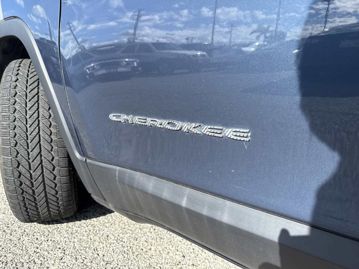 Used 2020 Jeep Cherokee Latitude FWD image 39