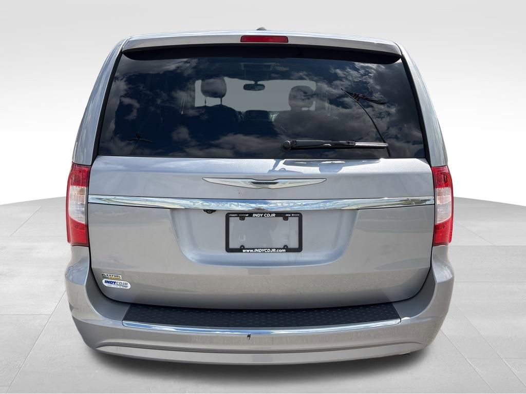 Used 2016 Chrysler Town & Country Touring FWD image 5
