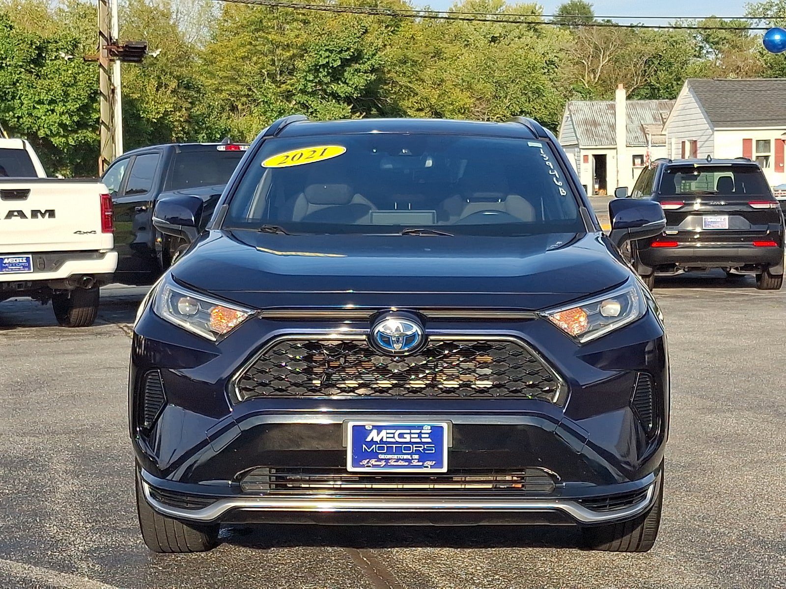 Used 2021 Toyota RAV4 SE w/ Weather & Moonroof Package AWD/4WD image 2