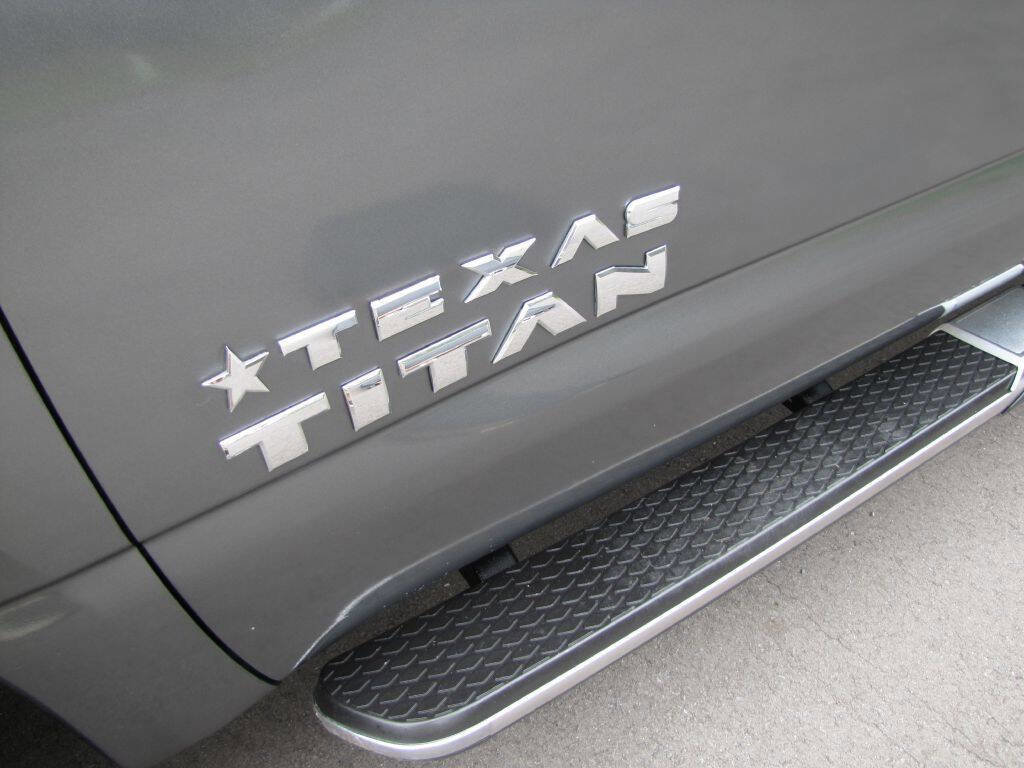 Used 2017 Nissan Titan SV AWD/4WD image 24