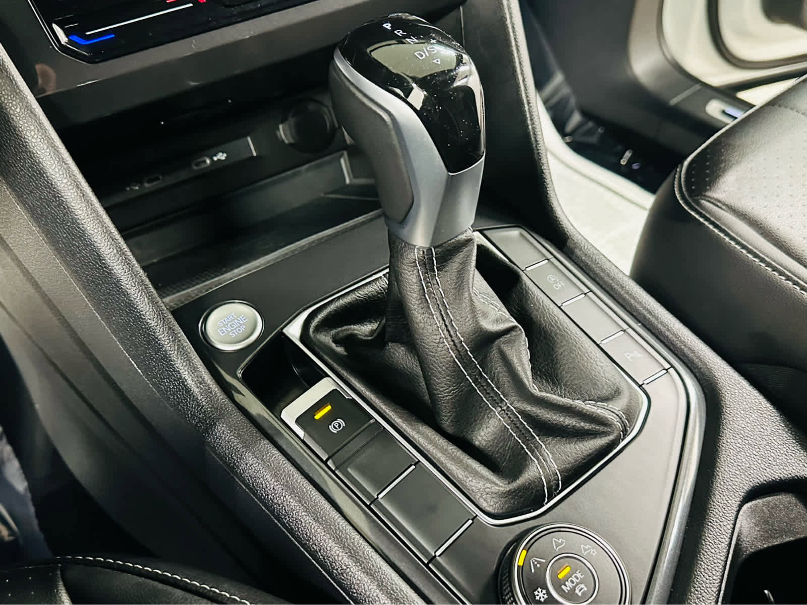 Certified 2024 Volkswagen Tiguan SE R-Line image 13