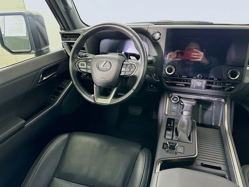 Used 2025 Lexus GX 550 w/ Accessory Package (Z1) image 16