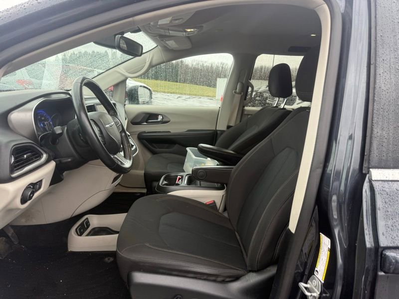 Used 2020 Chrysler Pacifica Touring w/ Cold Weather Group image 10