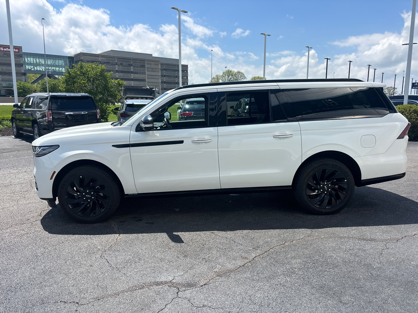 New 2026 Lincoln Navigator L Reserve w/ Jet Appearance Package AWD/4WD image 4