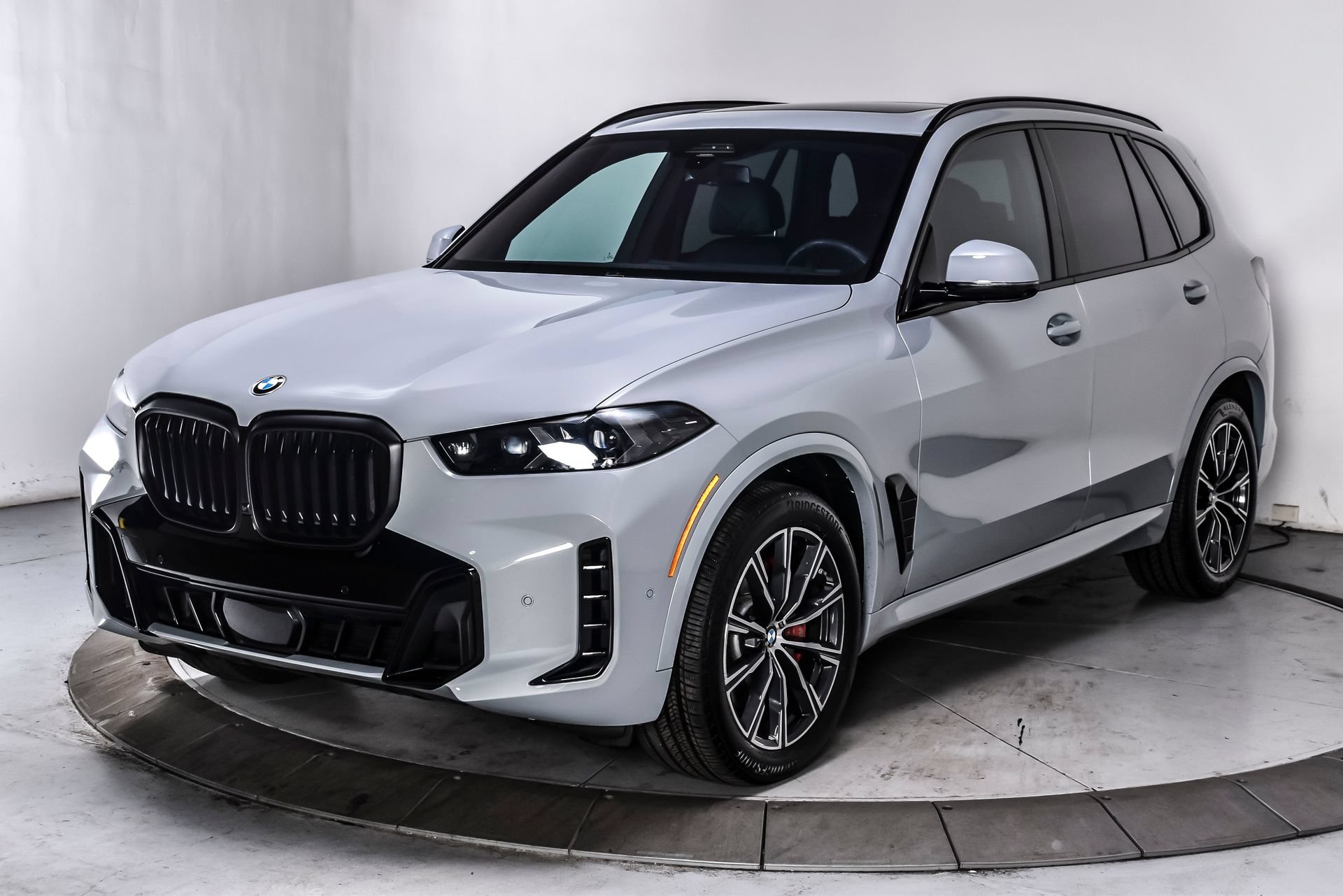 Used 2024 BMW X5 xDrive40i w/ M Sport Package AWD/4WD image 2