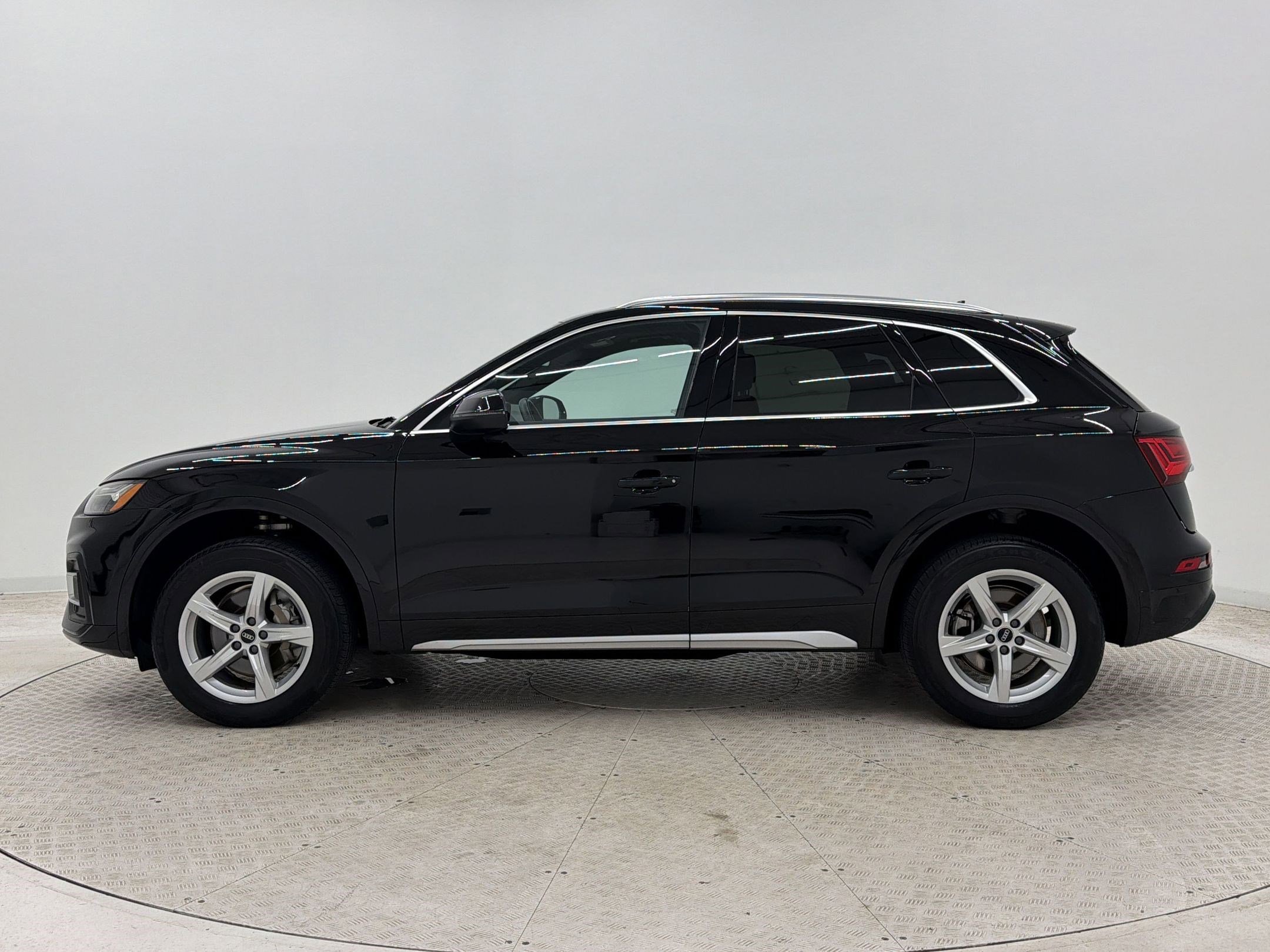 Used 2021 Audi Q5 2.0T Premium w/ Convenience Package AWD/4WD image 2