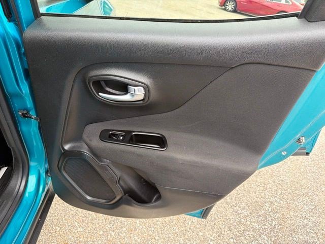 Used 2021 Jeep Renegade Latitude AWD/4WD image 16