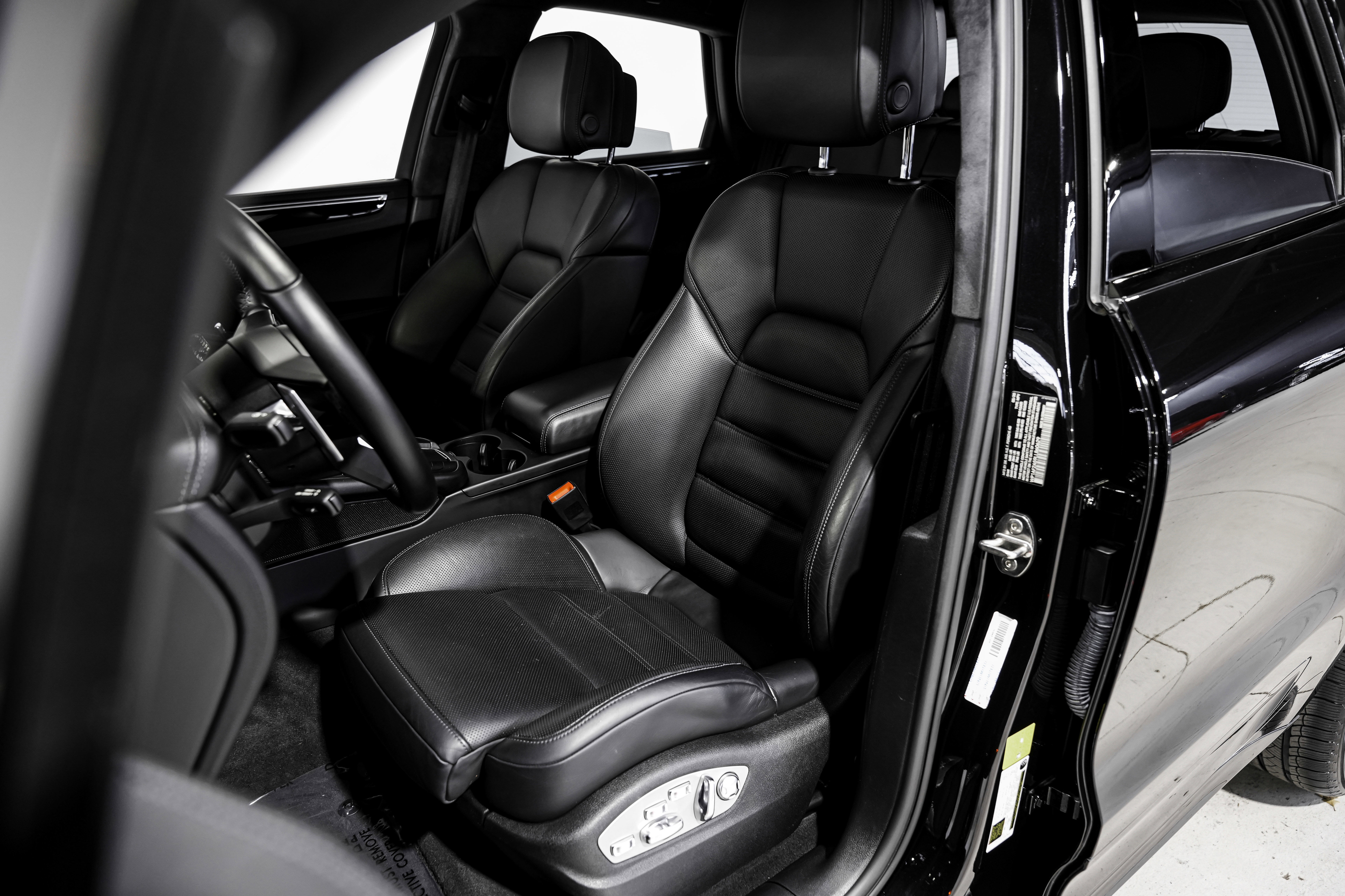 Used 2020 Porsche Macan Turbo image 18