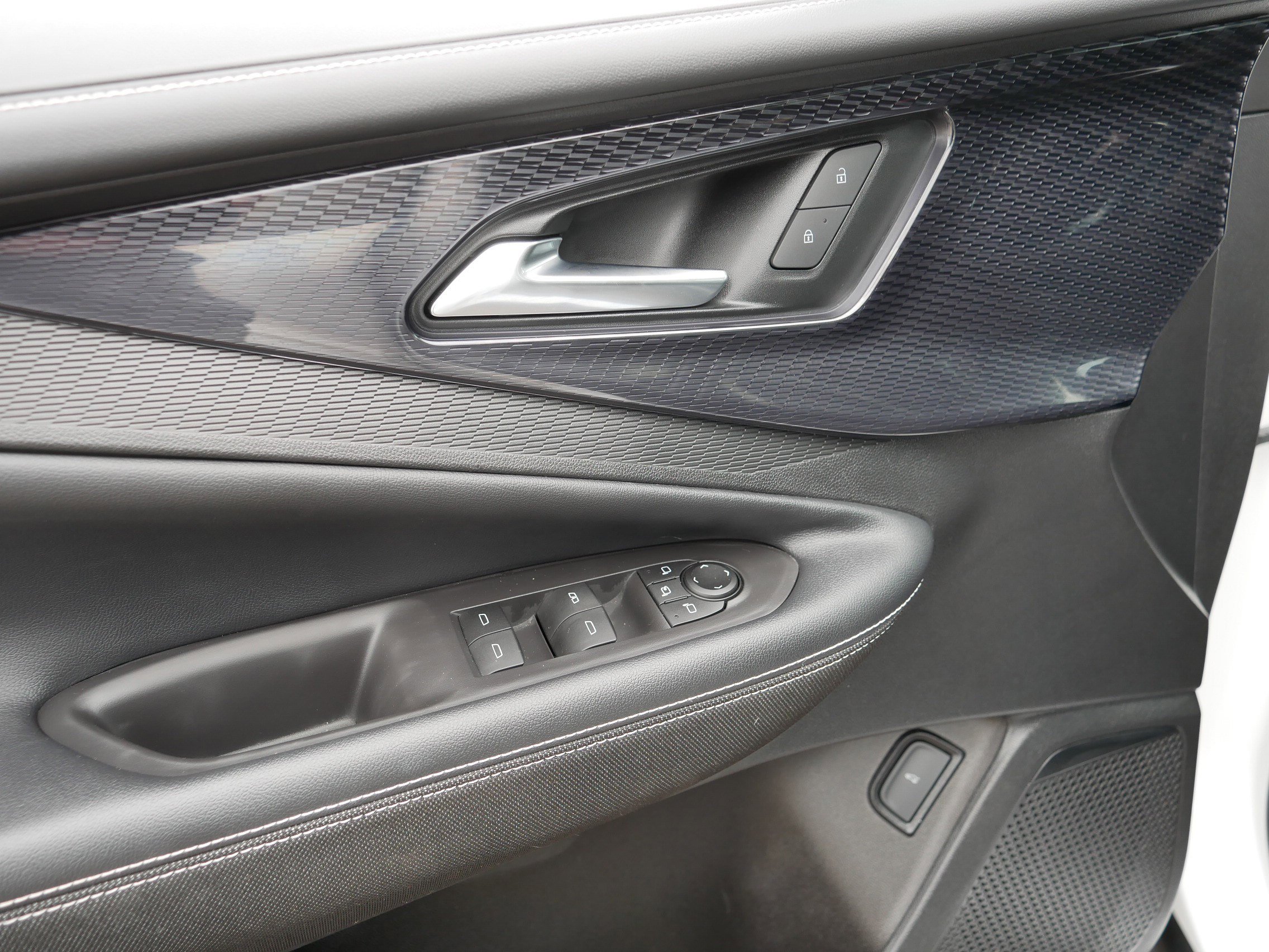 Used 2024 Chevrolet Blazer EV LT image 19