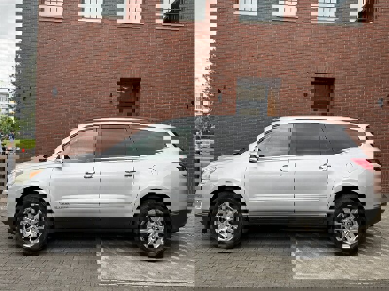 Used 2009 Chevrolet Traverse LT image 2