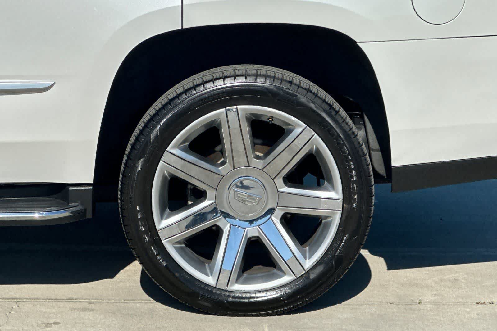 Used 2020 Cadillac Escalade Luxury AWD/4WD image 36