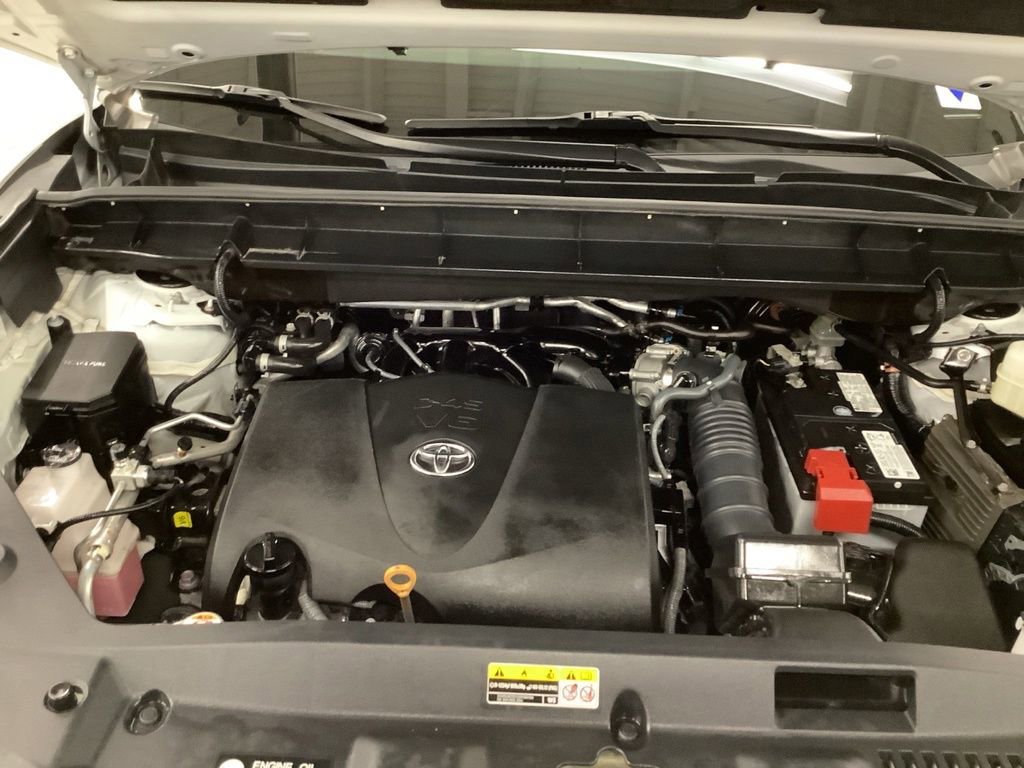 Used 2021 Toyota Highlander XLE AWD/4WD image 18