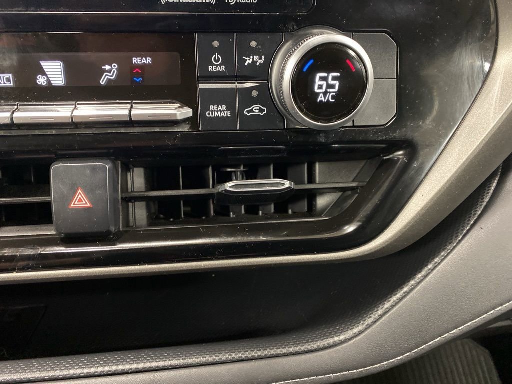 Used 2020 Toyota Highlander LE AWD/4WD image 46