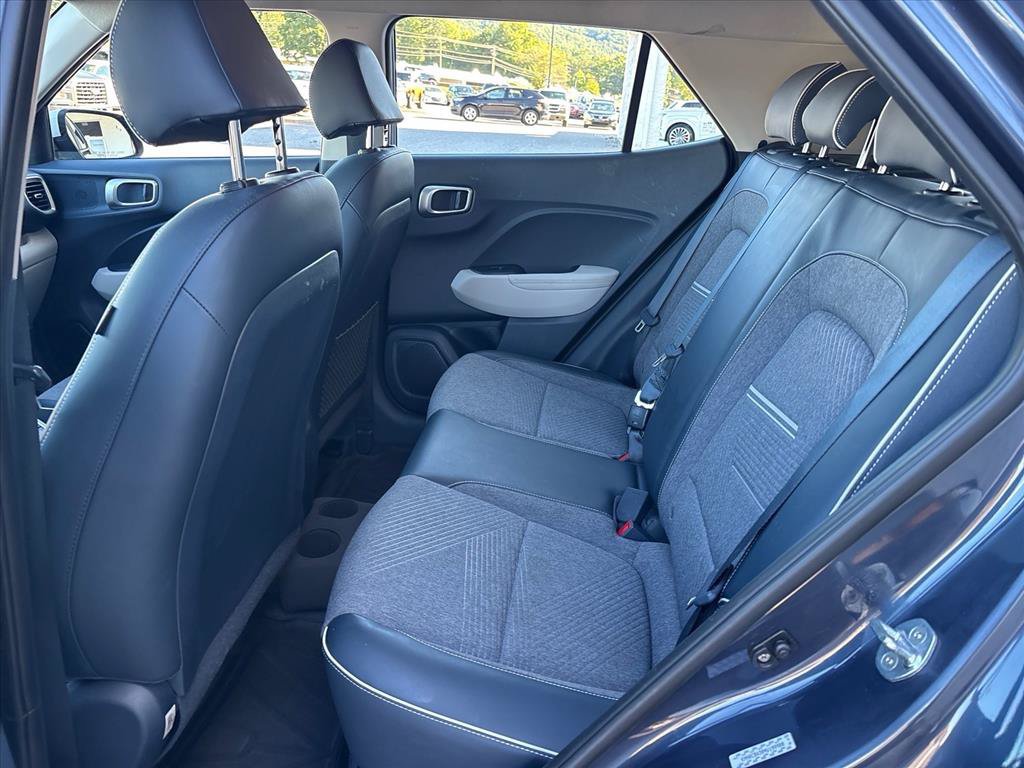 Used 2022 Hyundai Venue Limited FWD image 10