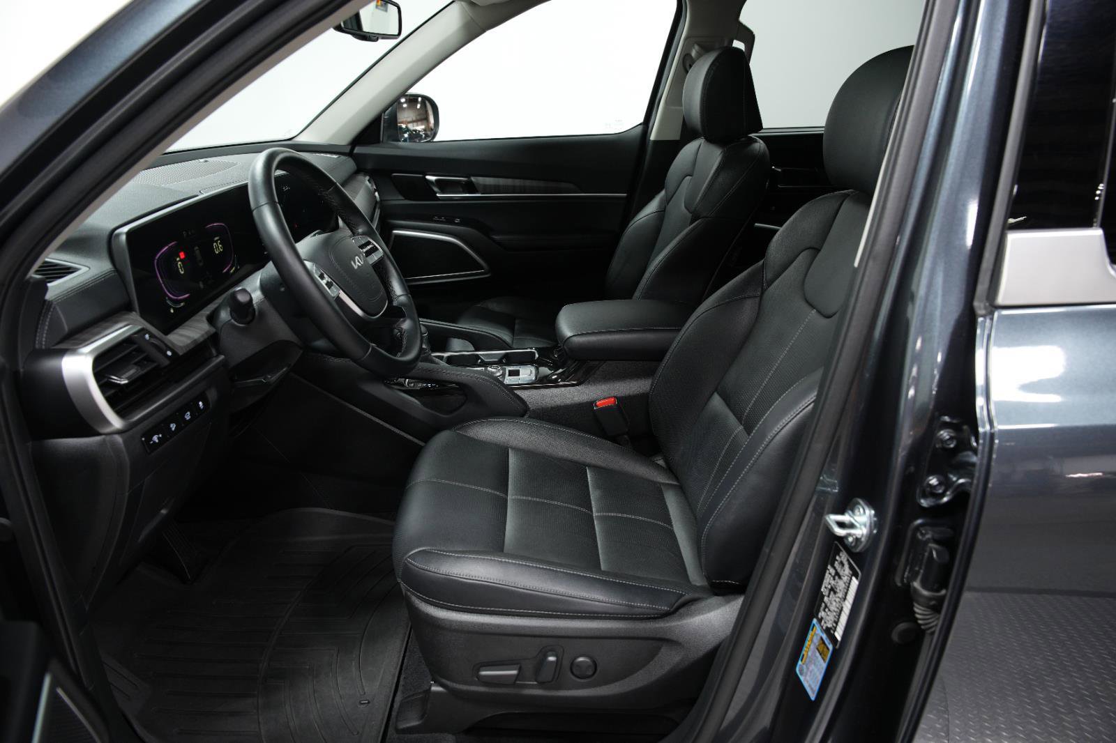 Used 2023 Kia Telluride EX w/ EX Captain's Chair Package image 28