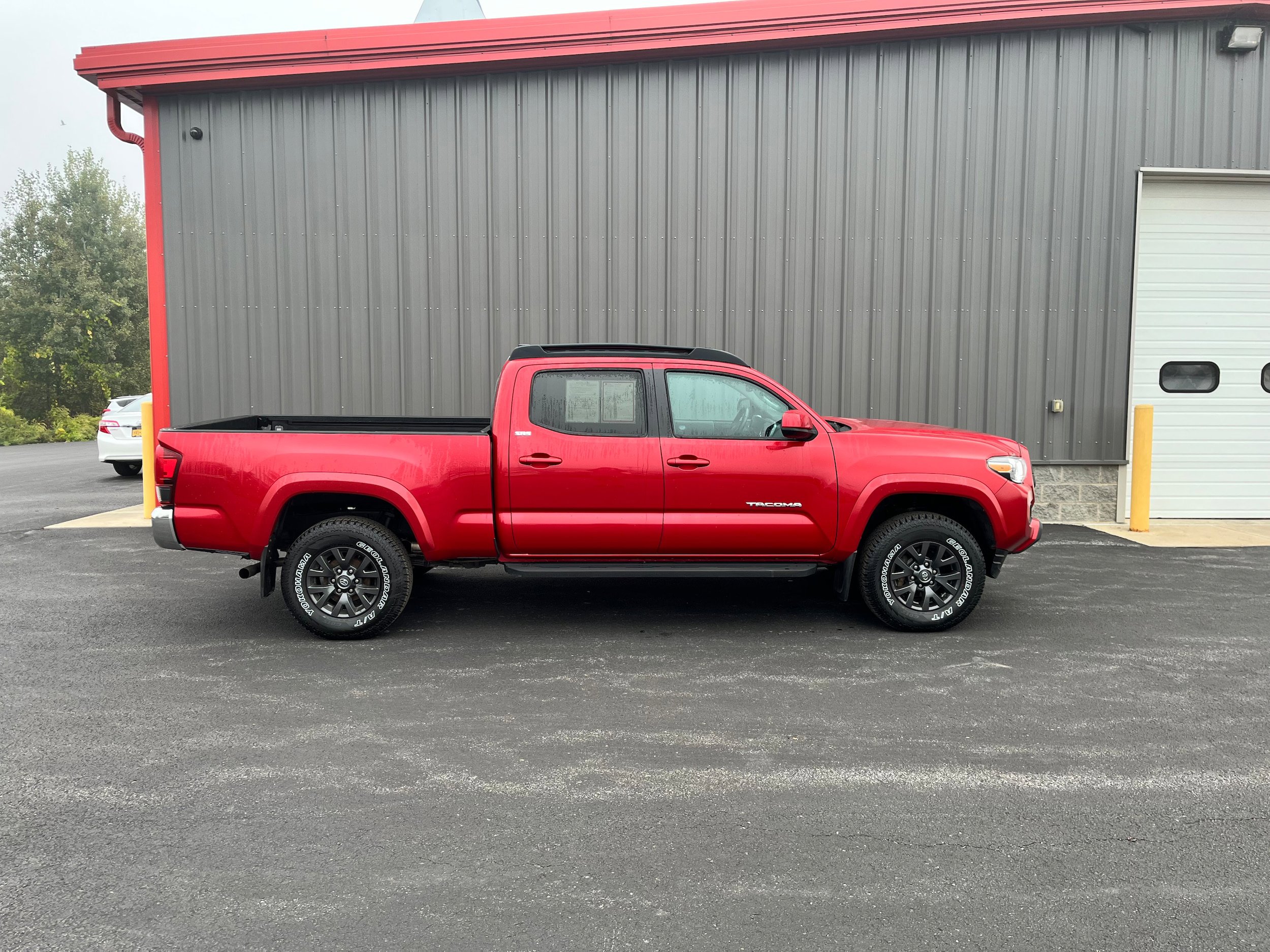 Certified 2022 Toyota Tacoma SR5 AWD/4WD image 1