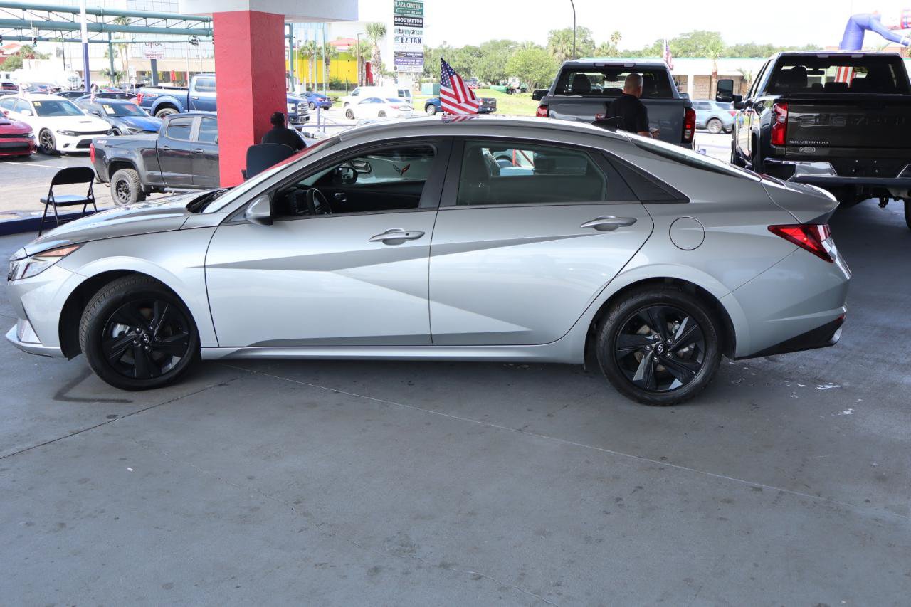 Used 2023 Hyundai Elantra SEL w/ Cargo Package FWD image 8