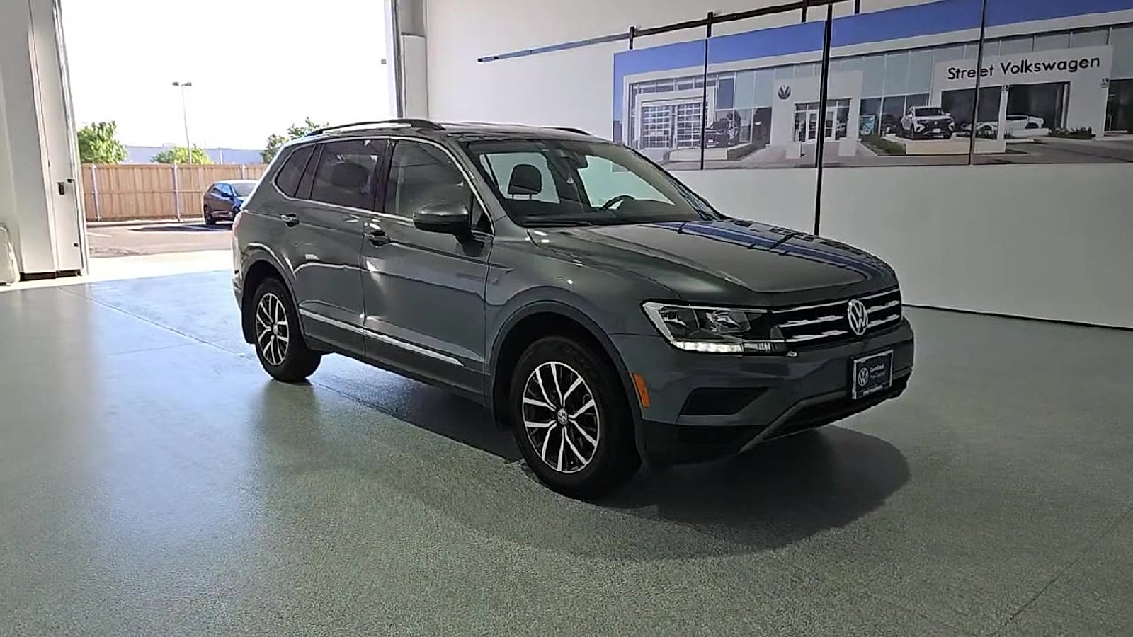 Certified 2020 Volkswagen Tiguan SE FWD image 2