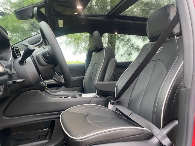 New 2027 Chrysler Pacifica Limited w/ S Appearance Package FWD image 16