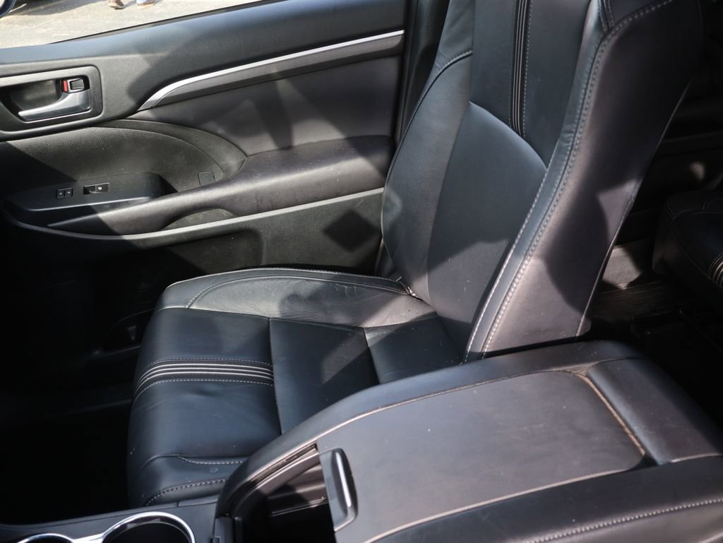 Used 2017 Toyota Highlander SE image 22