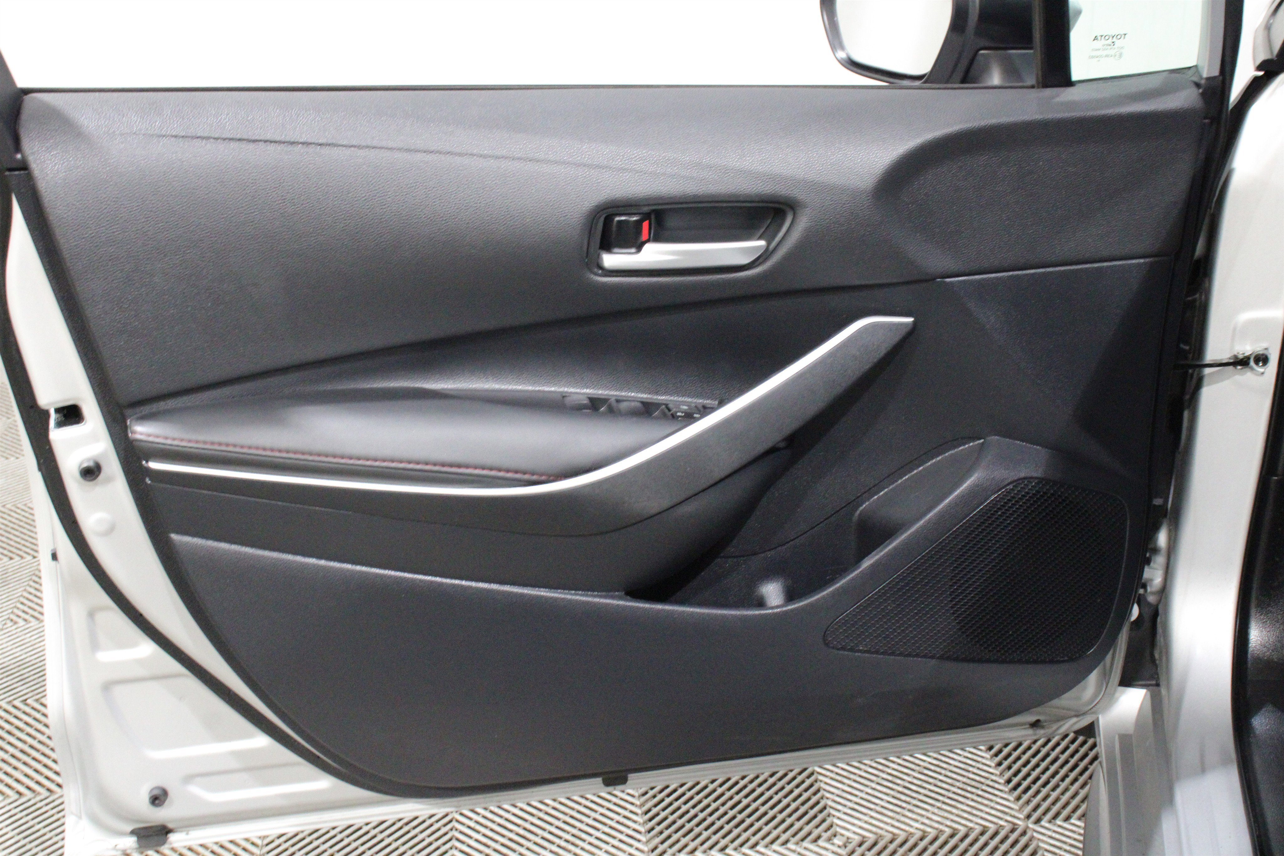 Used 2025 Toyota Corolla SE image 6