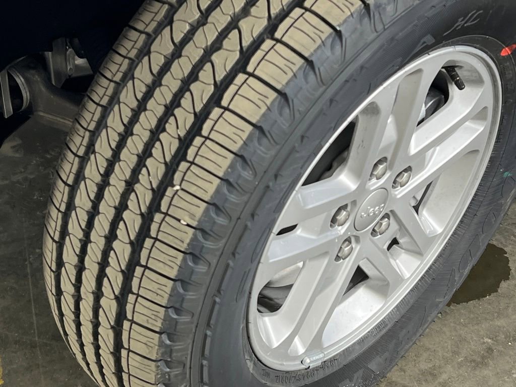 New 2025 Jeep Grand Cherokee Laredo w/ Luxury Tech Group I image 39