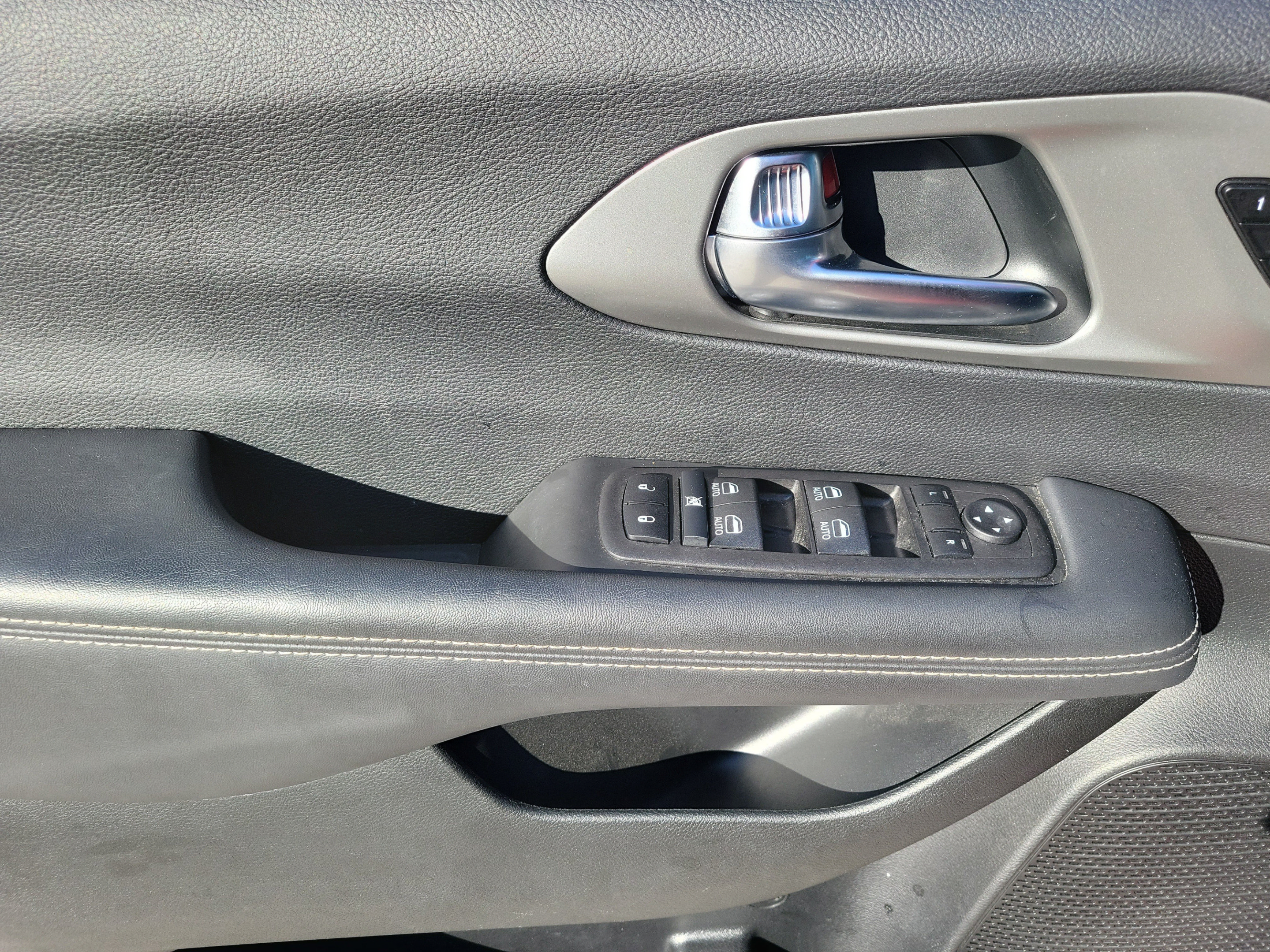 Used 2025 Chrysler Pacifica Select AWD/4WD image 12