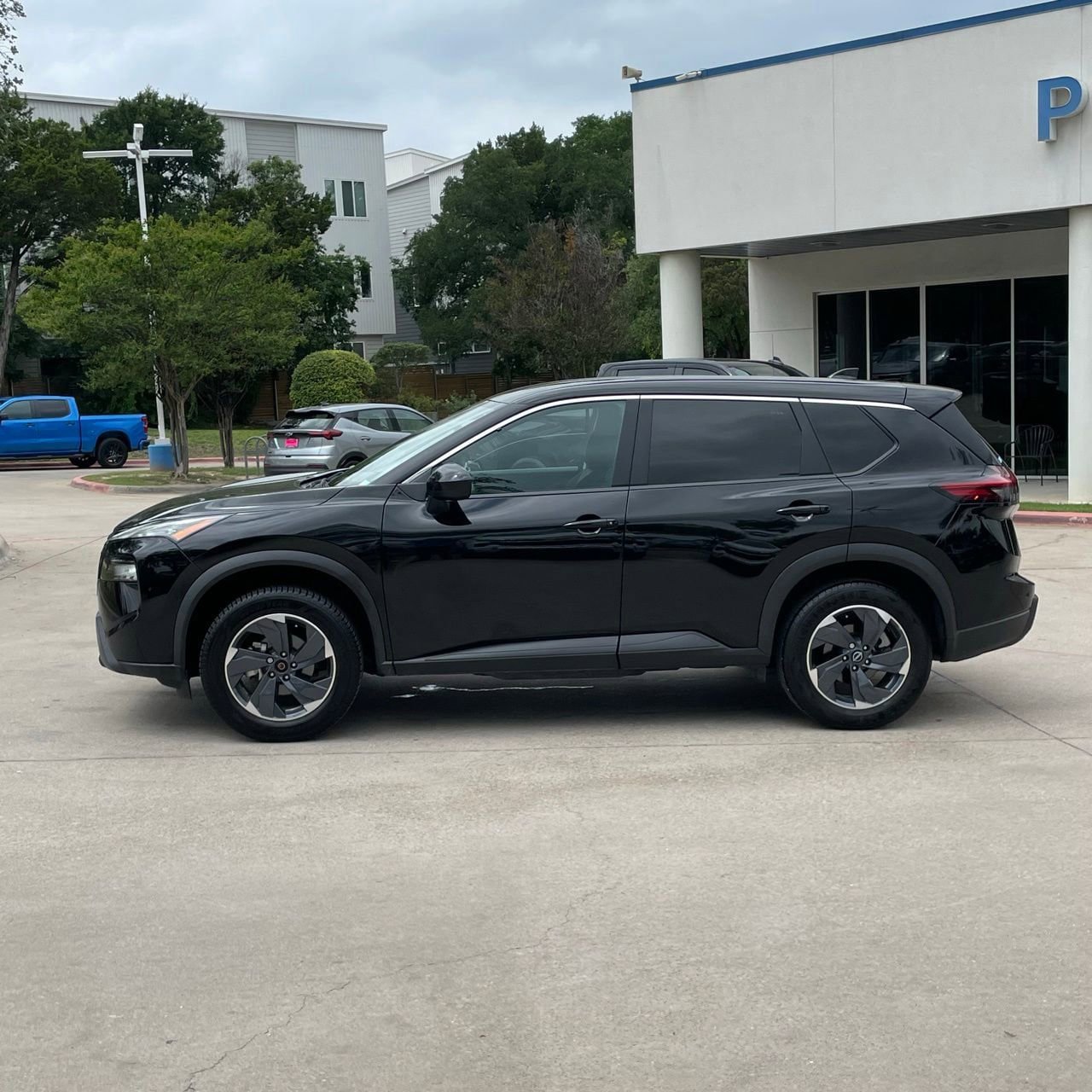 Used 2024 Nissan Rogue SV FWD image 3
