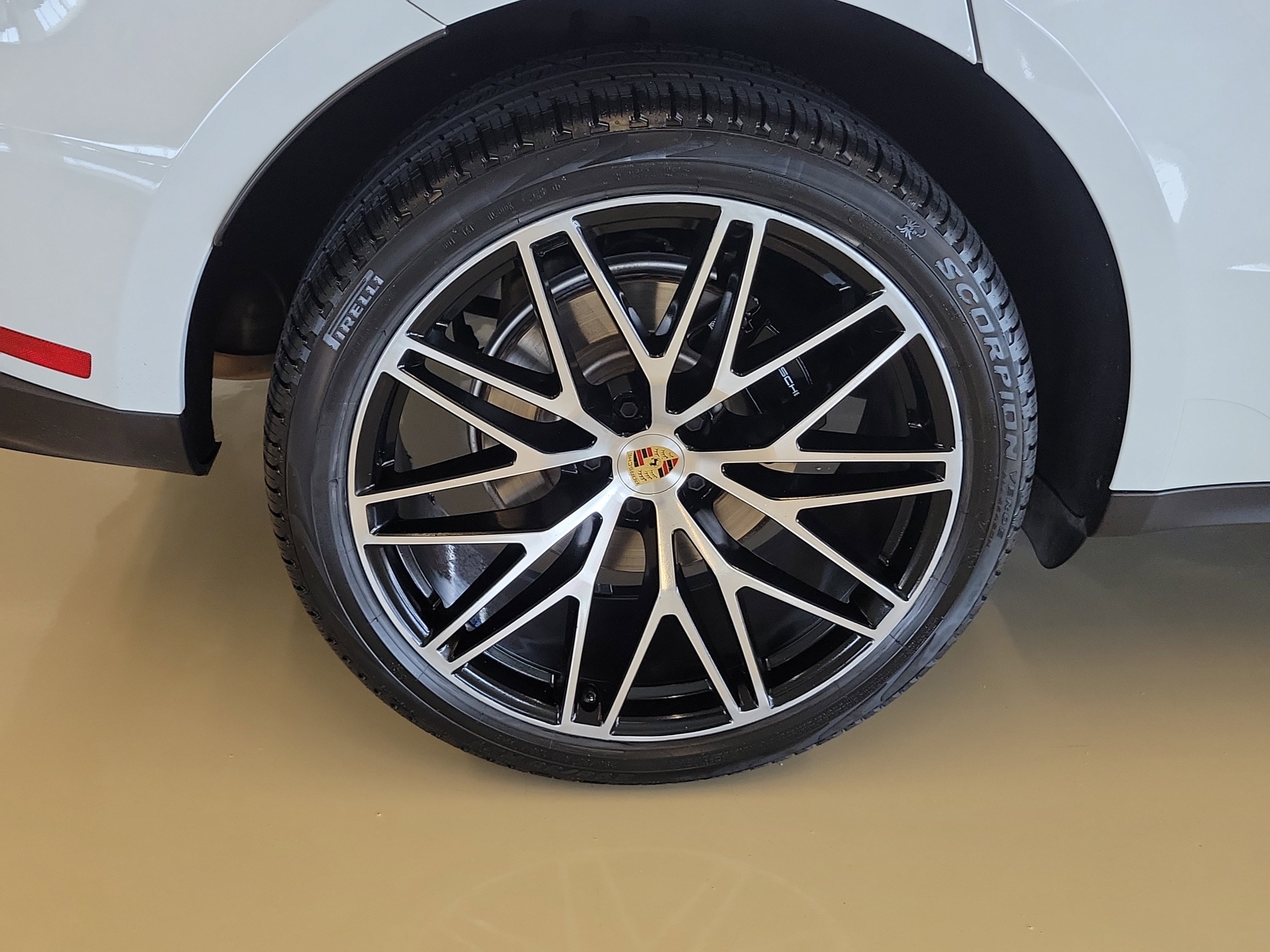 Used 2023 Porsche Macan AWD/4WD image 8