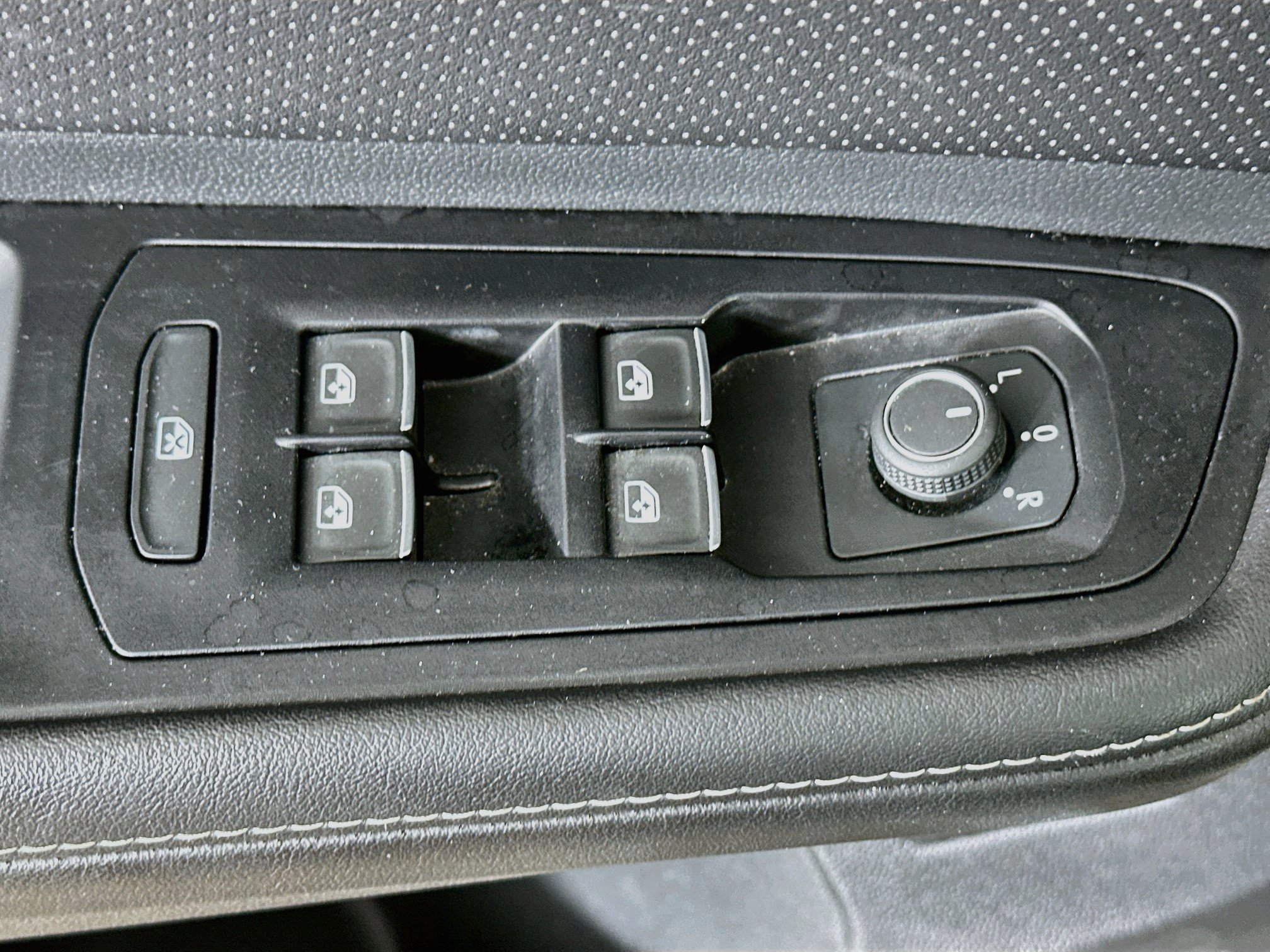 Used 2025 Volkswagen Atlas SE AWD/4WD image 15