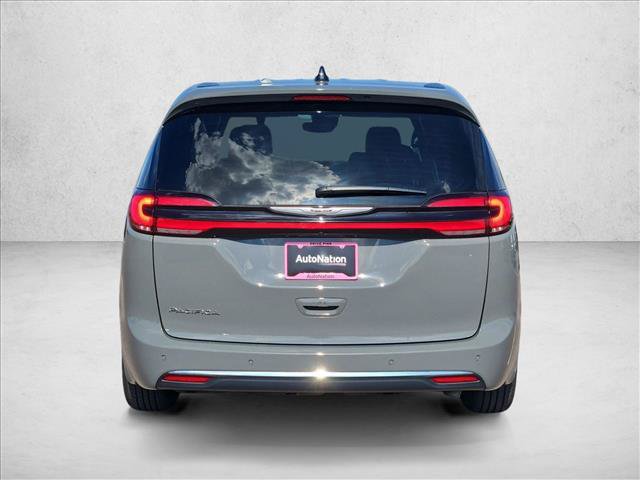 Used 2025 Chrysler Pacifica Select FWD image 7