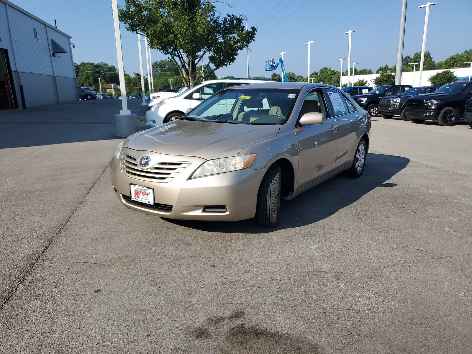 Used 2009 Toyota Camry LE FWD image 2
