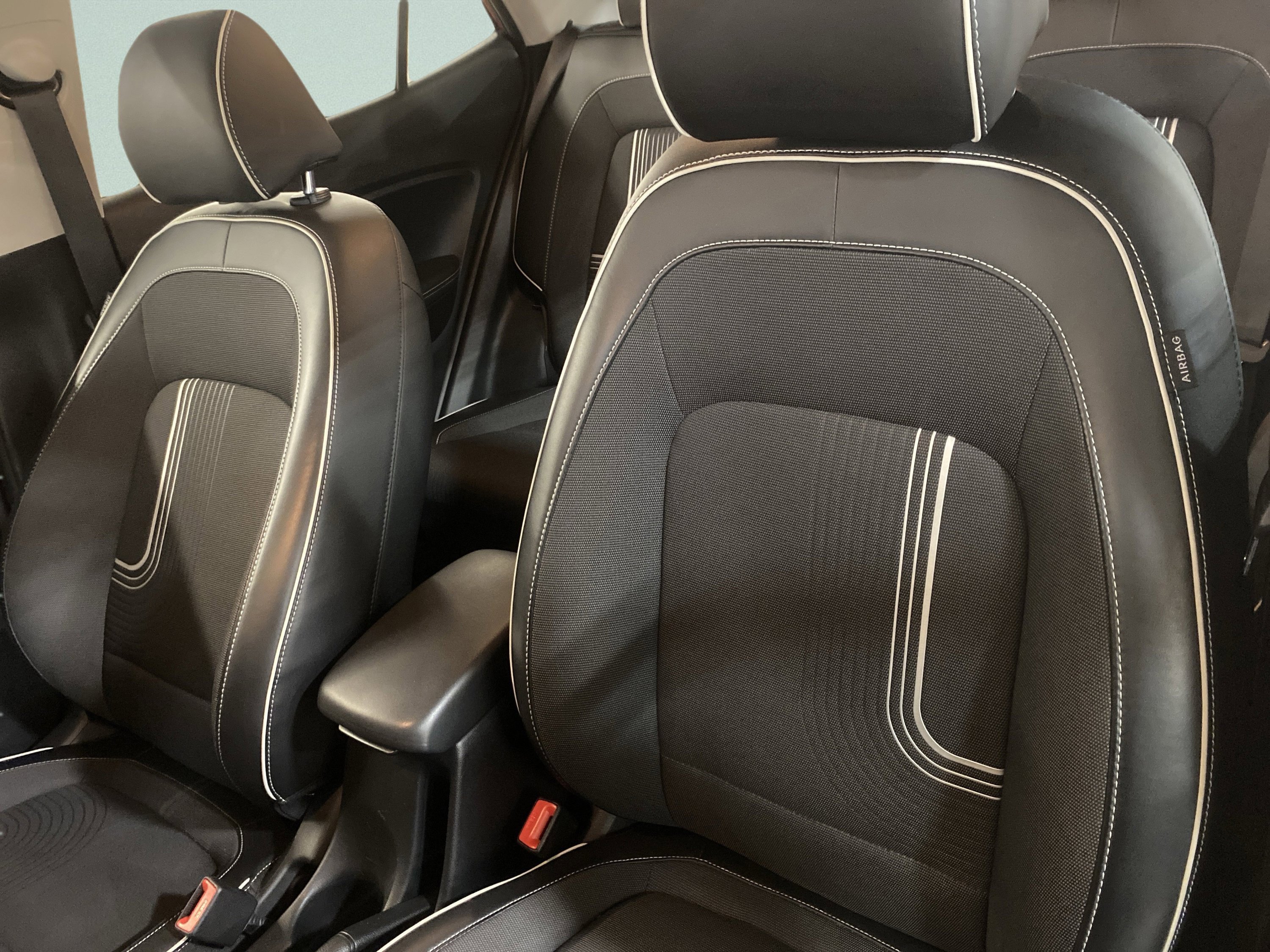 Used 2022 Hyundai Venue Limited image 13